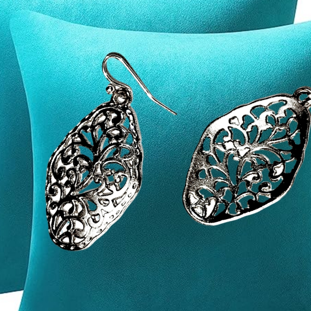 👣4/$20. Silver Tone Dangling Earrings - Picture 5 of 5
